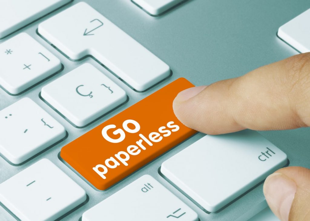 「GO Paperless」ボタンを押すイメージ画像
