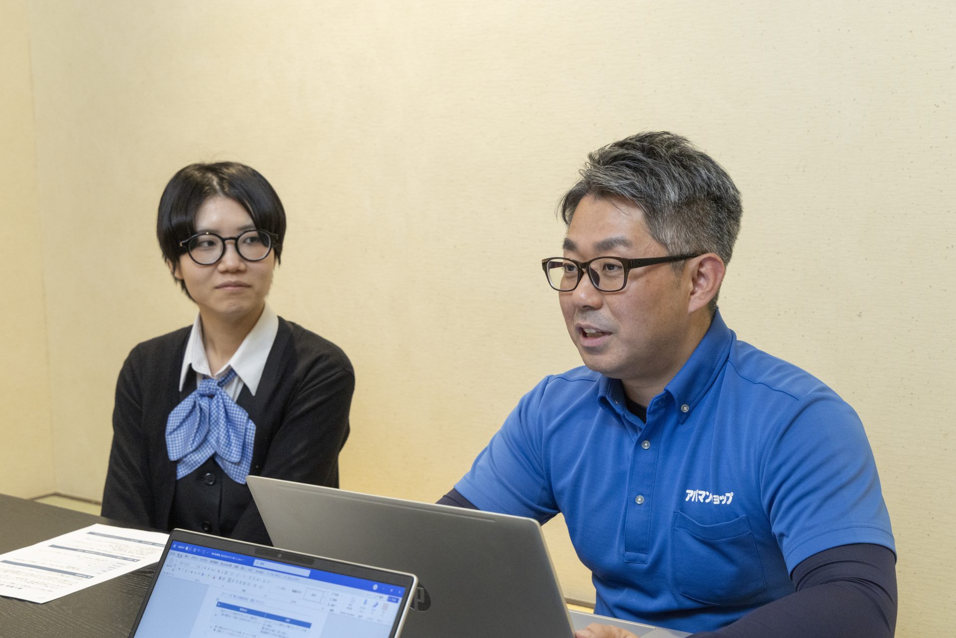 送金明細の電子化による効果を語る山田佳英氏と冨田萌香氏｜オクストのGMO賃貸DX導入事例