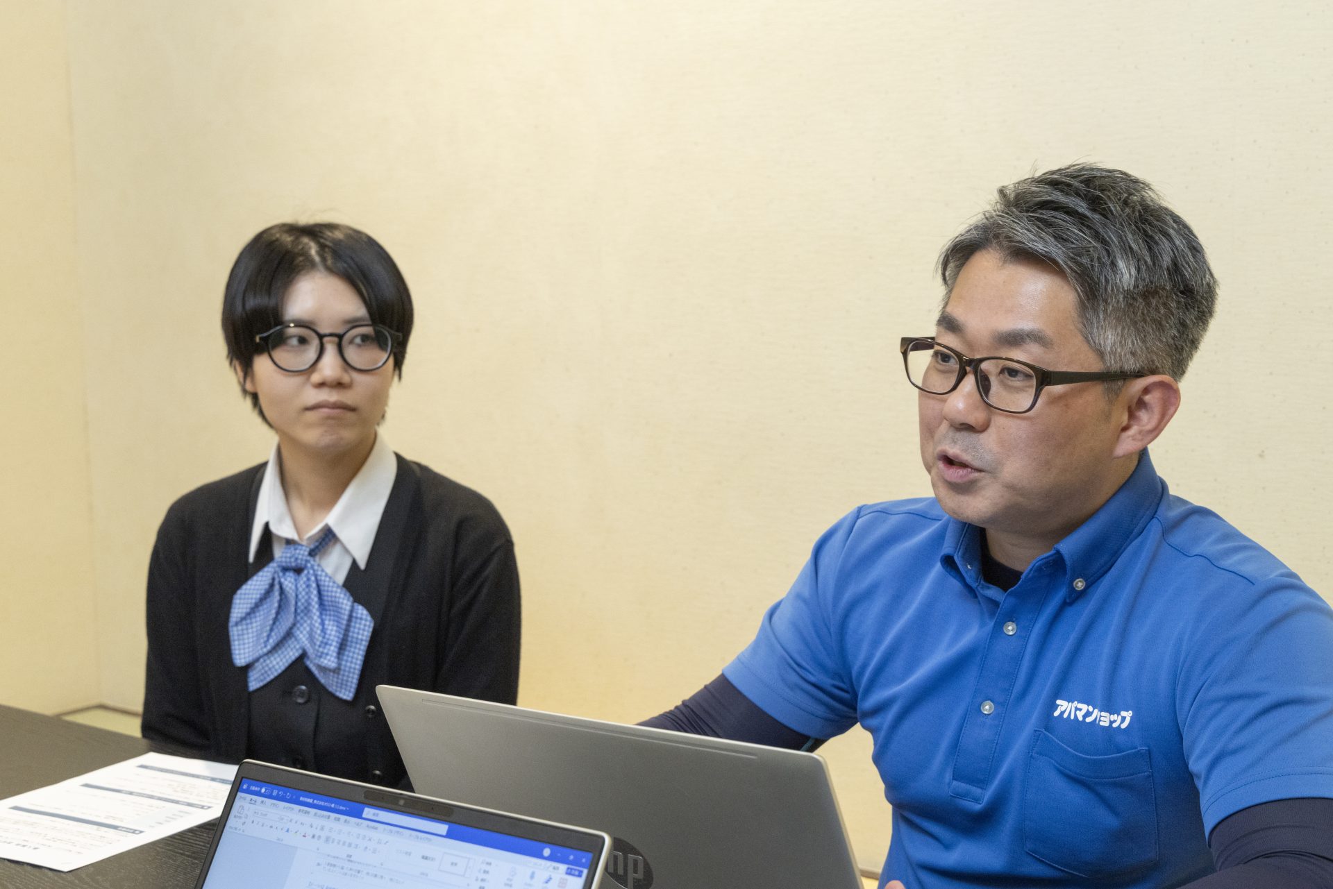 送金明細の郵送業務の負担を語る冨田萌香氏と山田佳英氏｜オクストのGMO賃貸DX導入事例